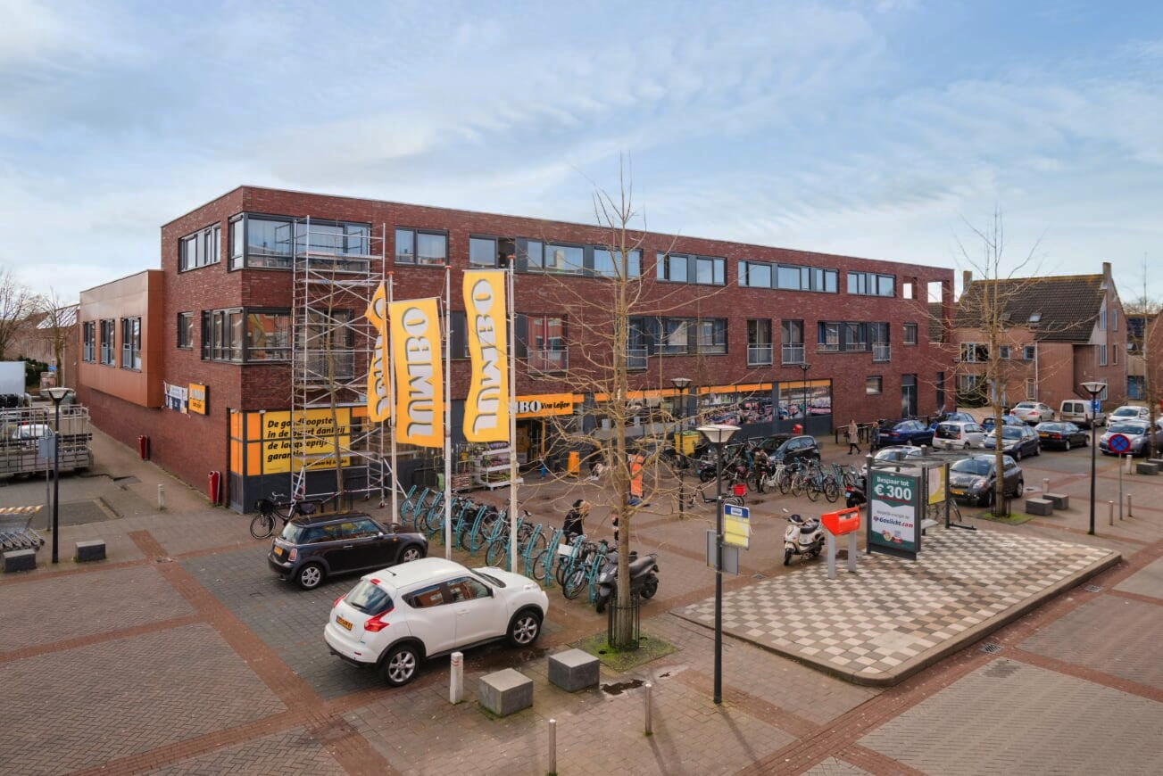 Winkel met bovengelegen zorgwoningen